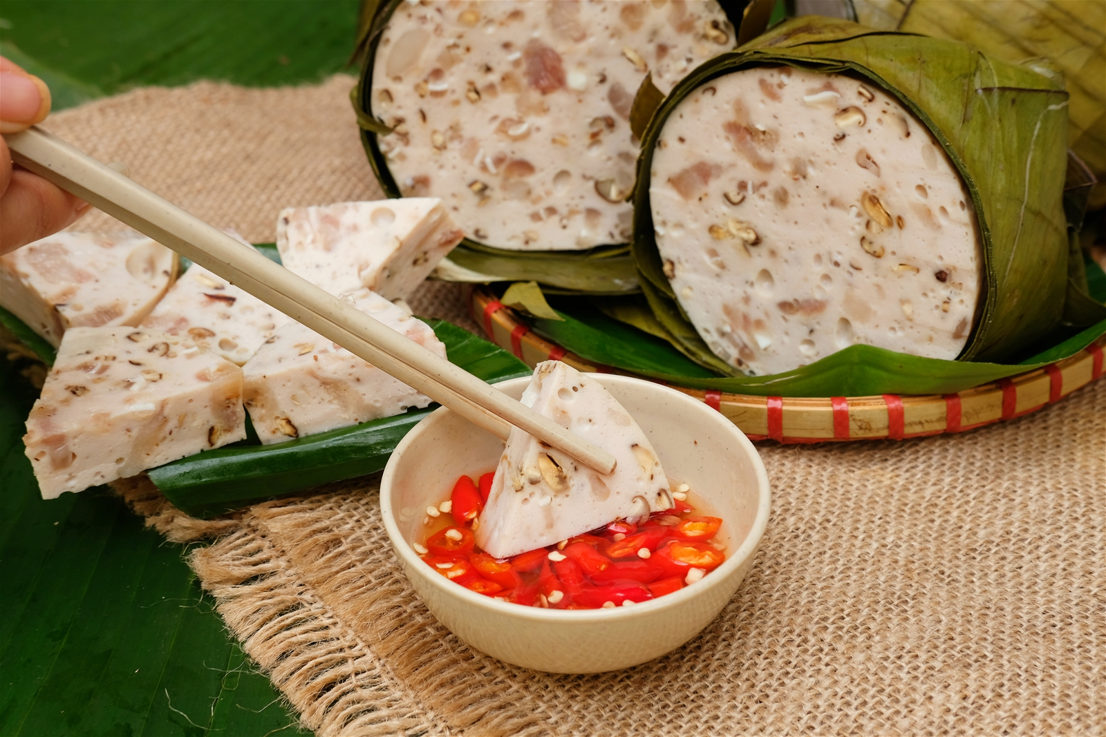 Chả lụa có hàm lượng calo tương đối cao nên có thể gây tăng cân Chả lụa có hàm lượng calo tương đối cao nên có thể gây tăng cân